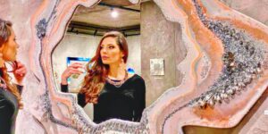 Дизайнерски огледала от смола и естествени камъни ще бъдат представени в Бургас