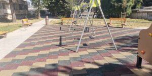 Монтират специализирани люлки за деца с увреждания на 6 площадки в Бургас